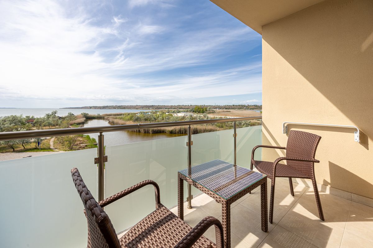 Family room with water park/liman view